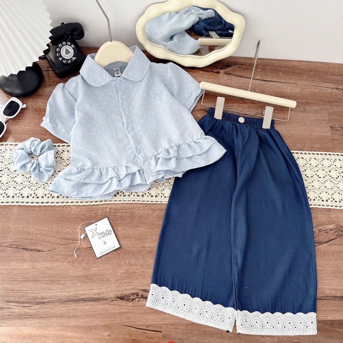 Sét áo sơ mi chấm bi quần bò xanh bé gái