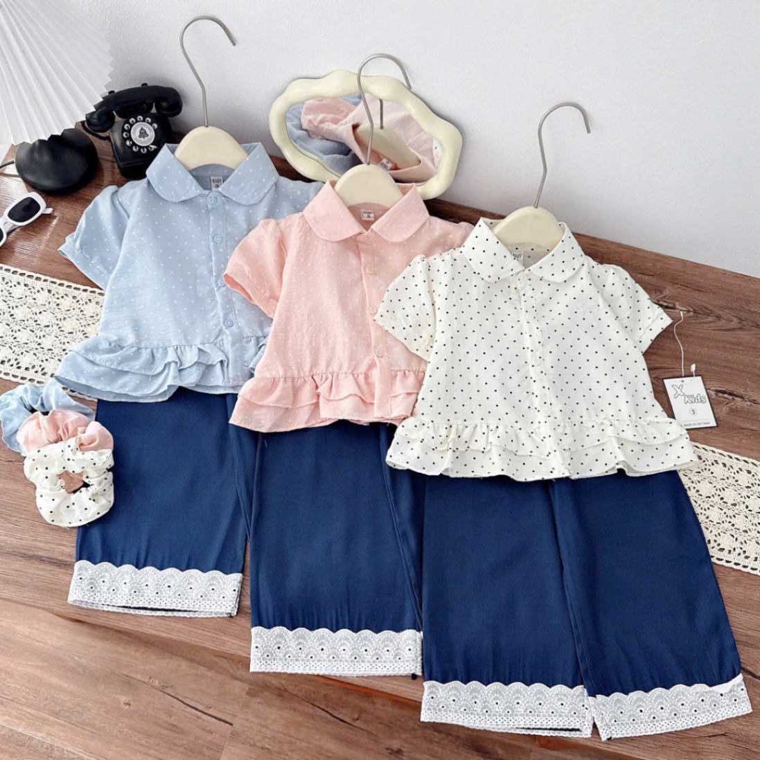 Sét áo sơ mi chấm bi quần bò xanh bé gái