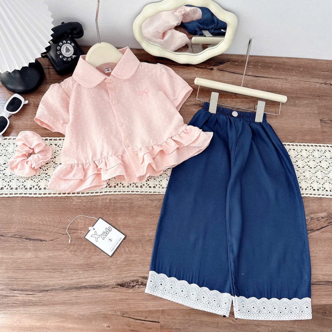 Sét áo sơ mi chấm bi quần bò xanh bé gái