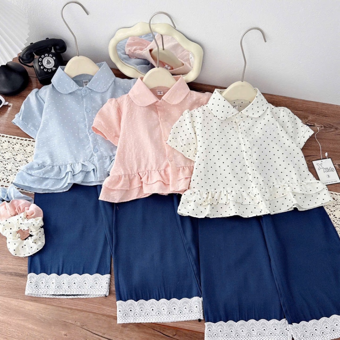Sét áo sơ mi chấm bi quần bò xanh bé gái