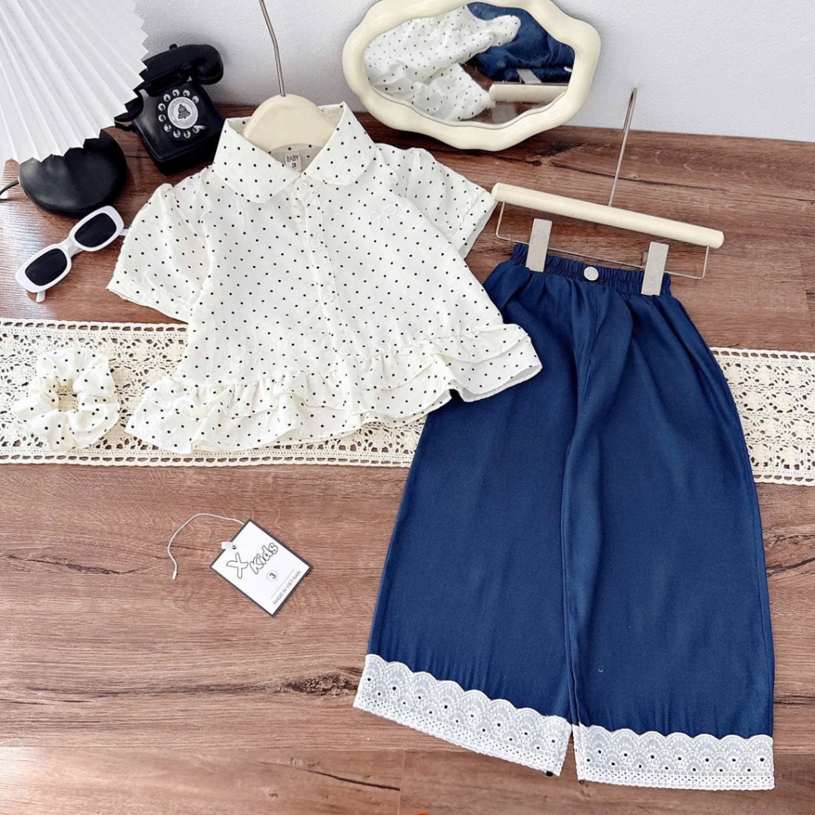 Sét áo sơ mi chấm bi quần bò xanh bé gái