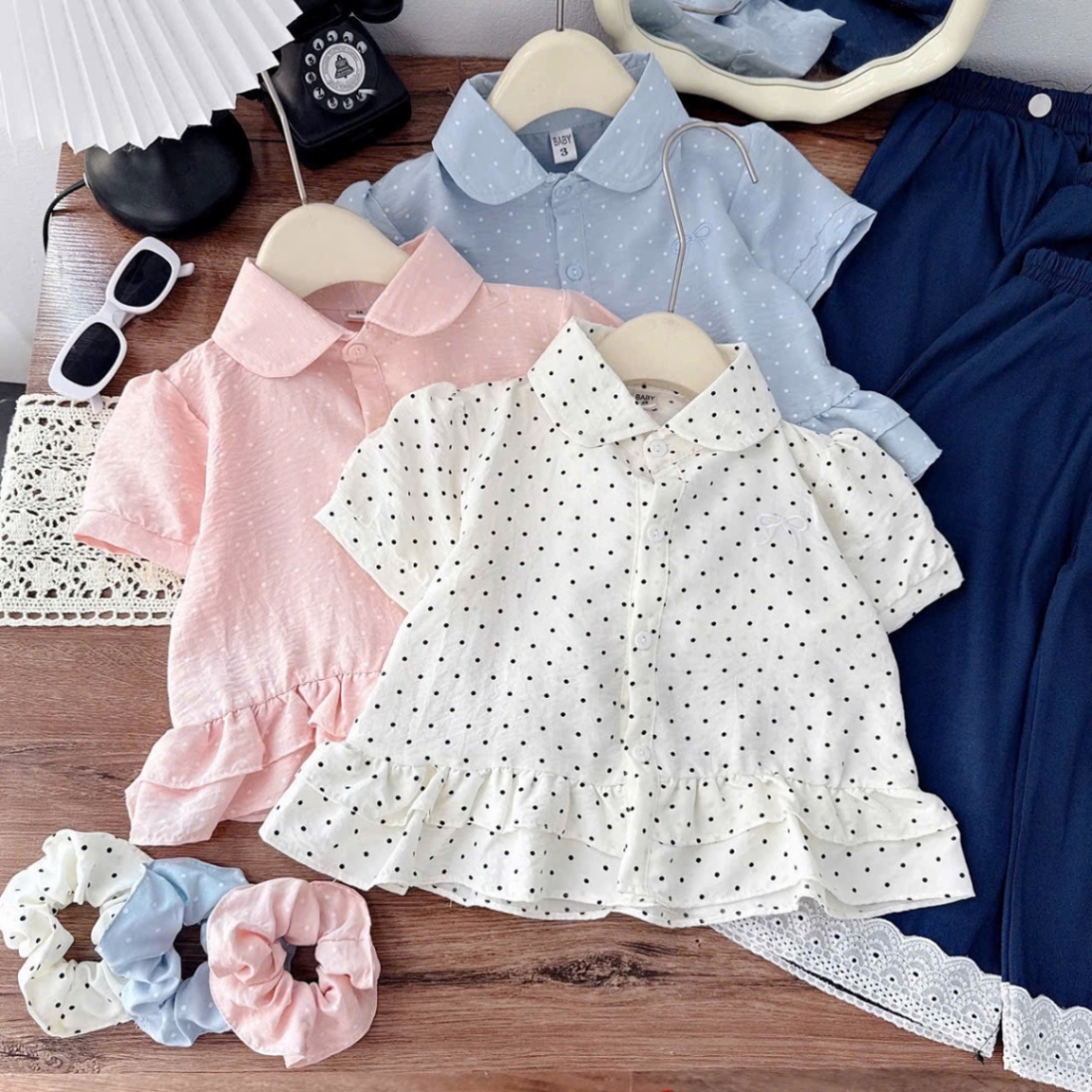 Sét áo sơ mi chấm bi quần bò xanh bé gái