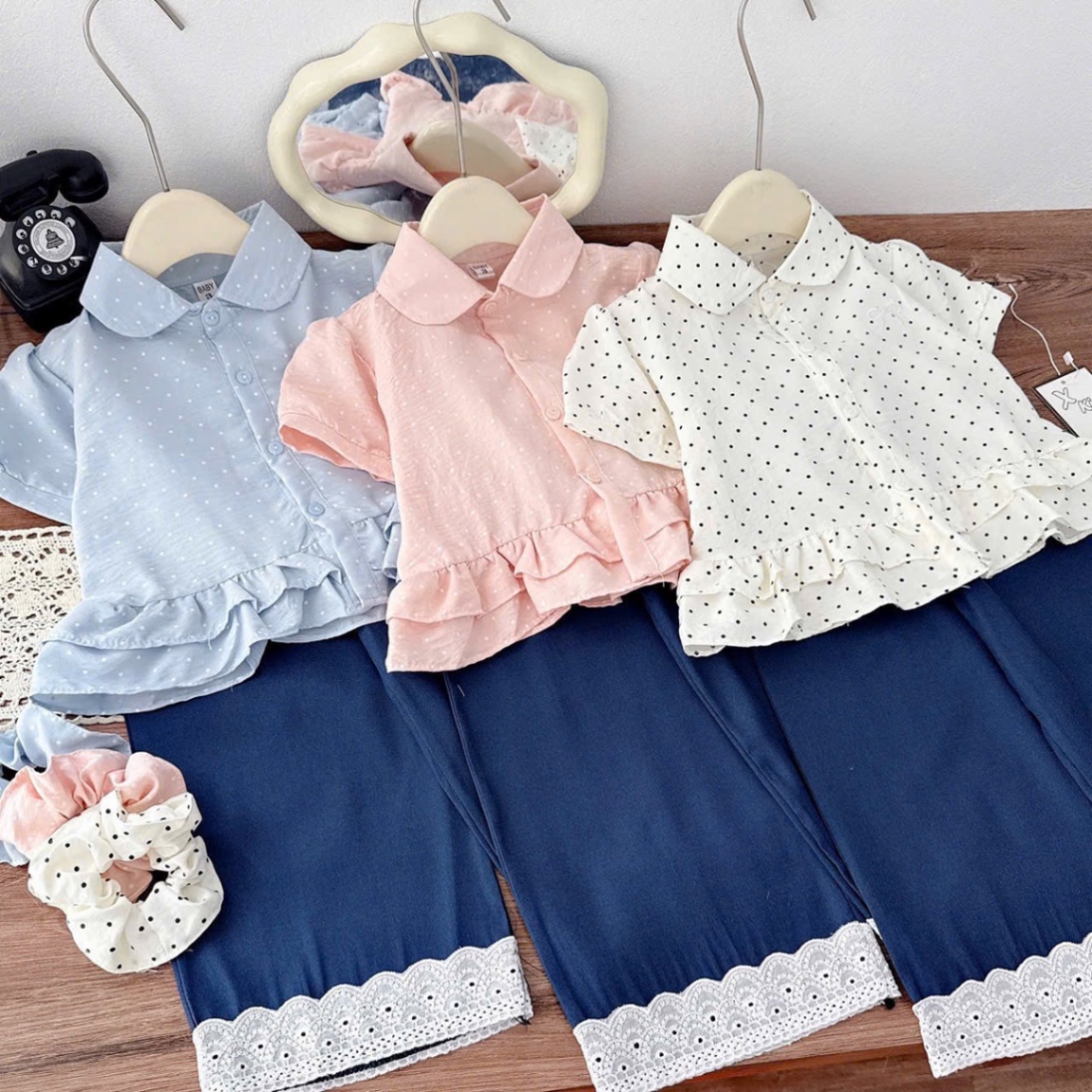 Sét áo sơ mi chấm bi quần bò xanh bé gái