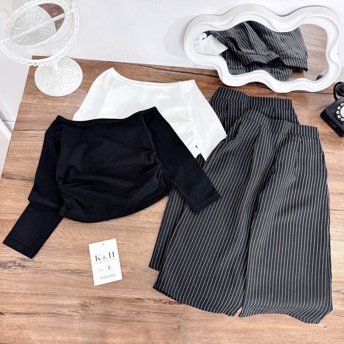 Sét áo lệch vai quần xuông kẻ bé gái