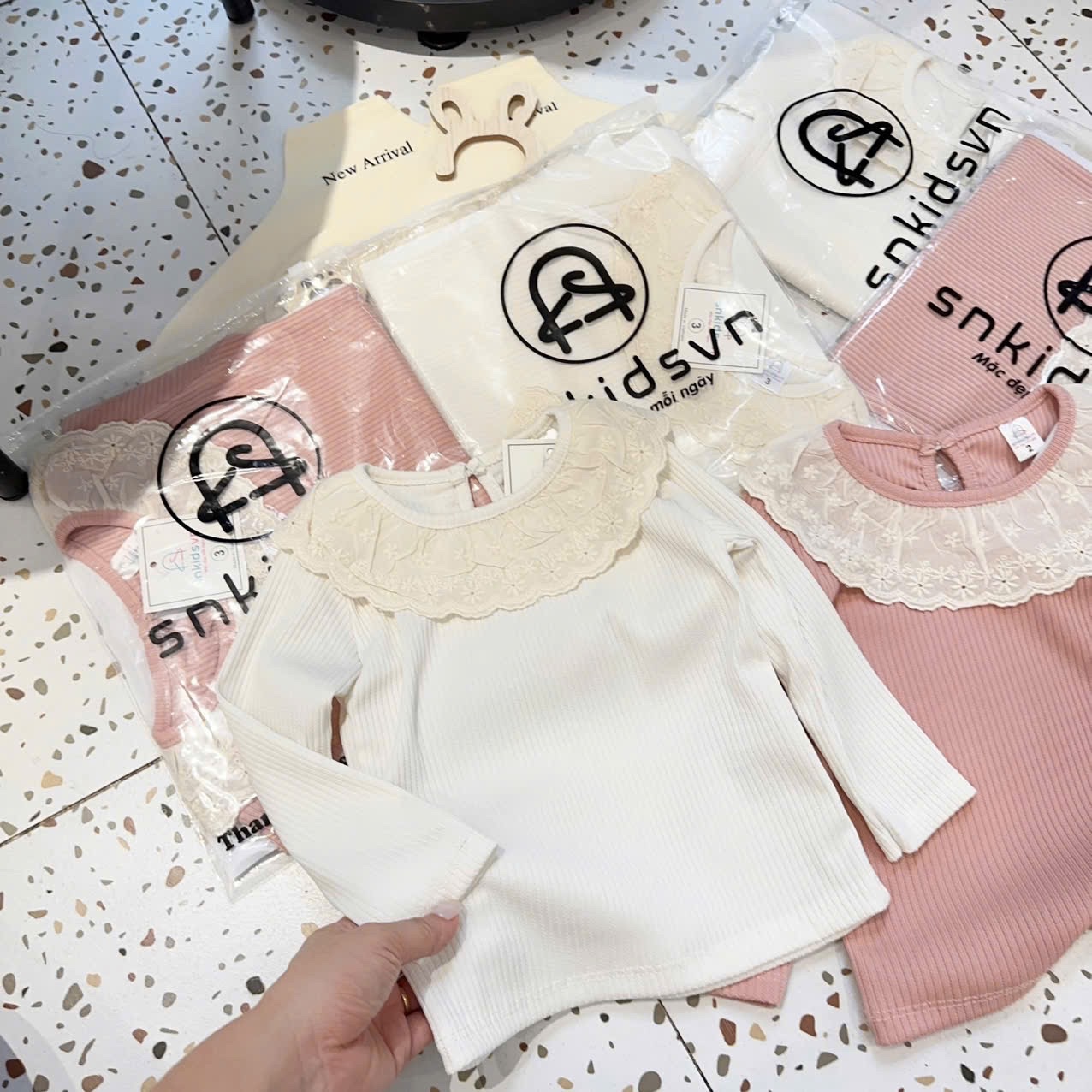 Sét 2 áo cổ ren hồng kem sn bé gái