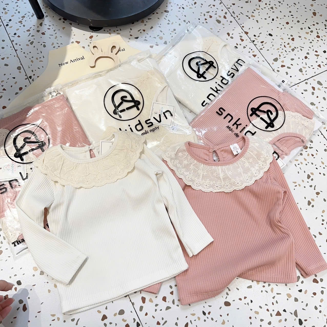 Sét 2 áo cổ ren hồng kem sn bé gái