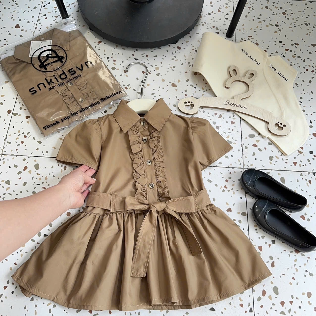 Váy nâu đai eo bé gái