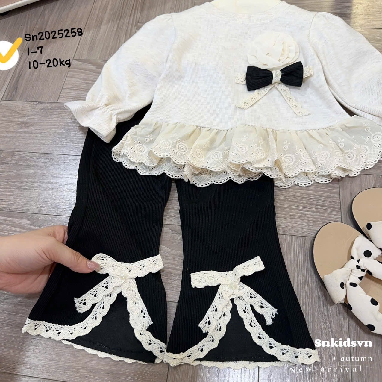 Sét bộ tăm thỏ cài bông quần loe xẻ cho bé gái