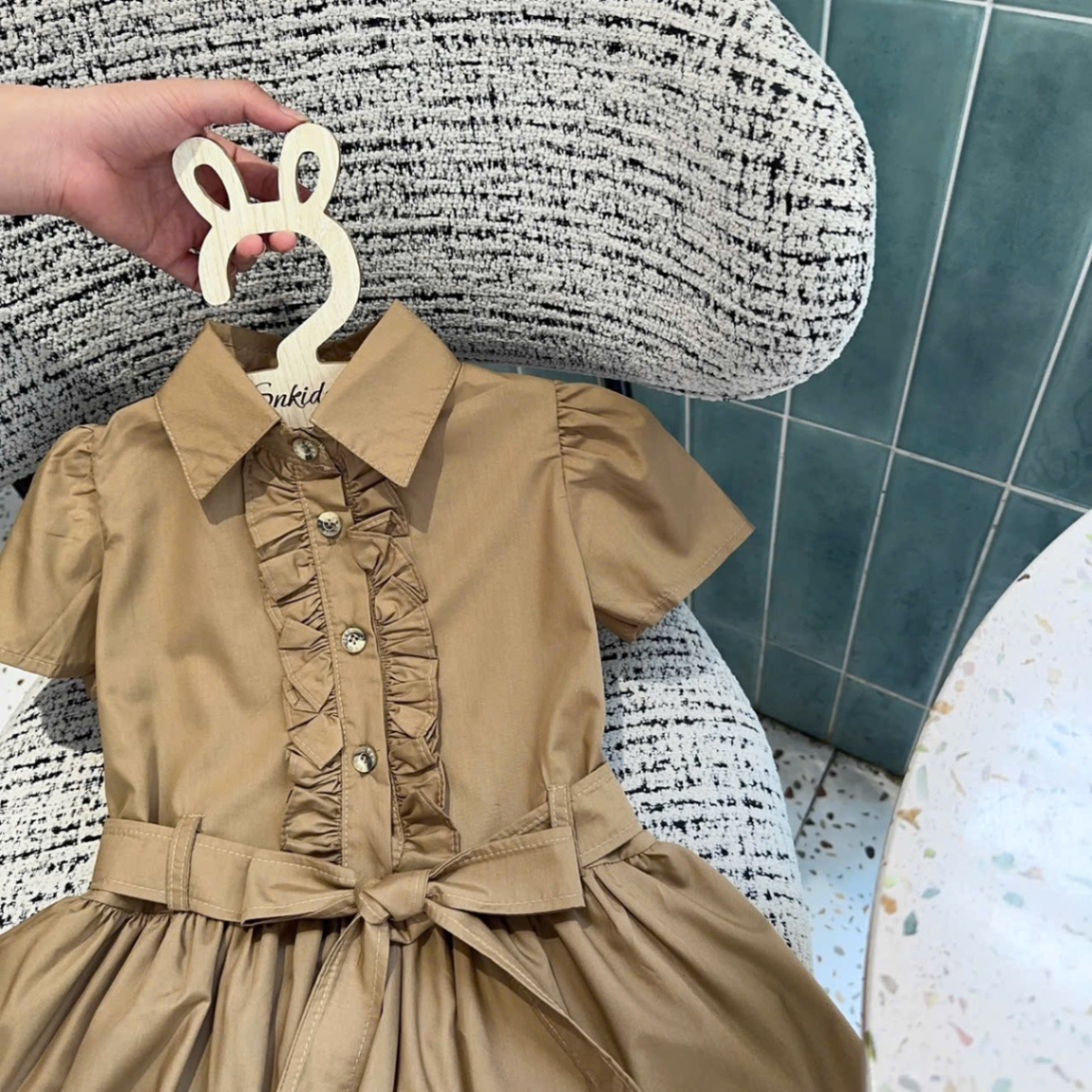 Váy nâu đai eo bé gái