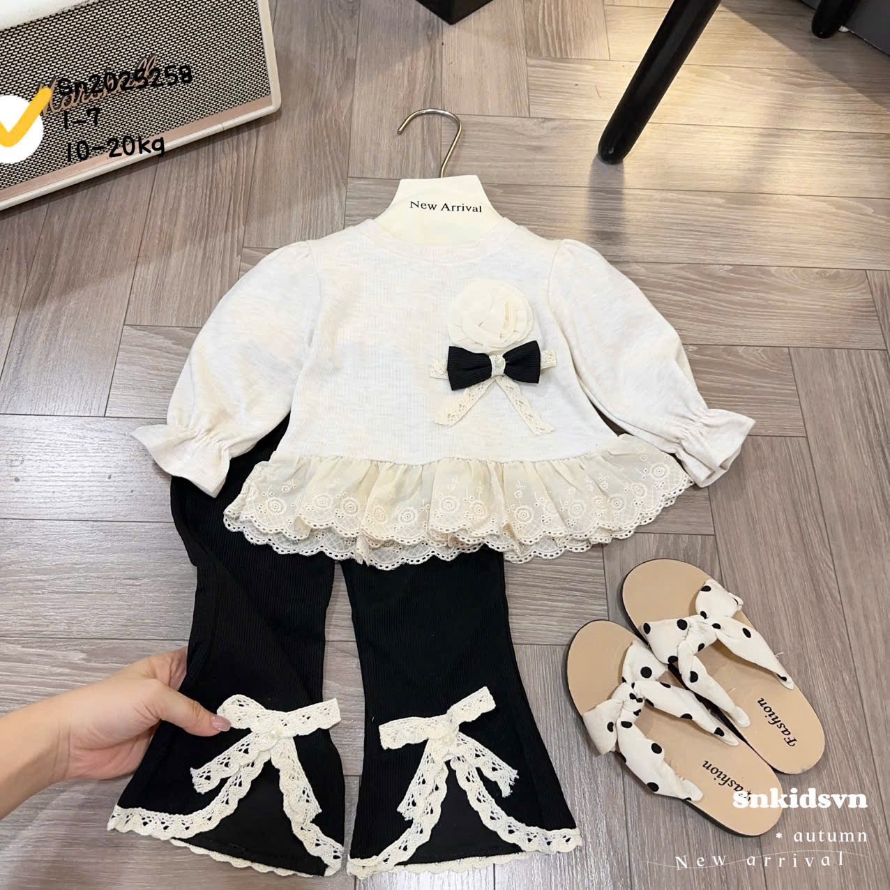 Sét bộ tăm thỏ cài bông quần loe xẻ cho bé gái