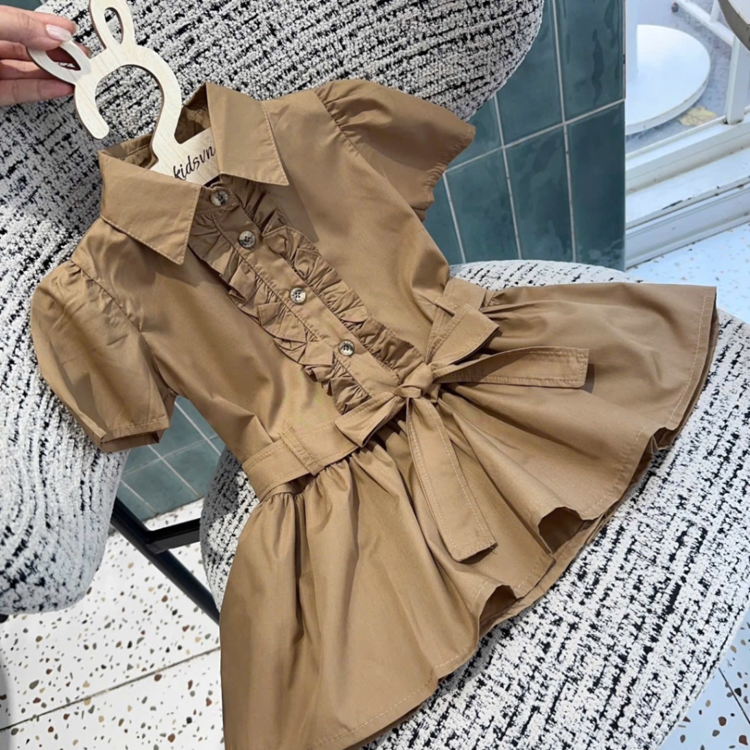 Váy nâu đai eo bé gái