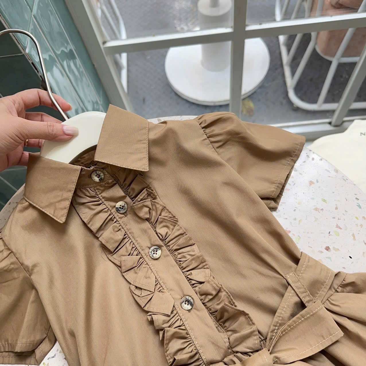 Váy nâu đai eo bé gái