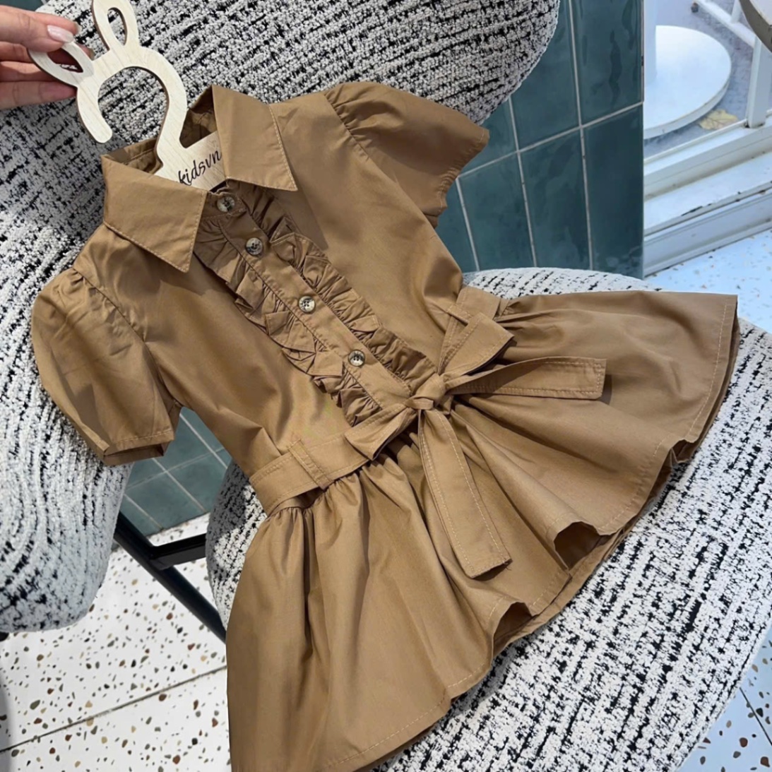 Váy nâu đai eo bé gái