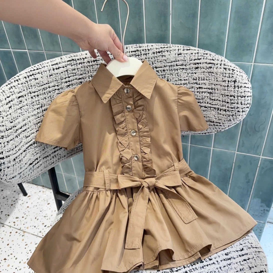Váy nâu đai eo bé gái