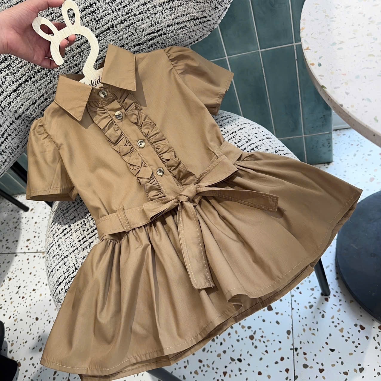 Váy nâu đai eo bé gái