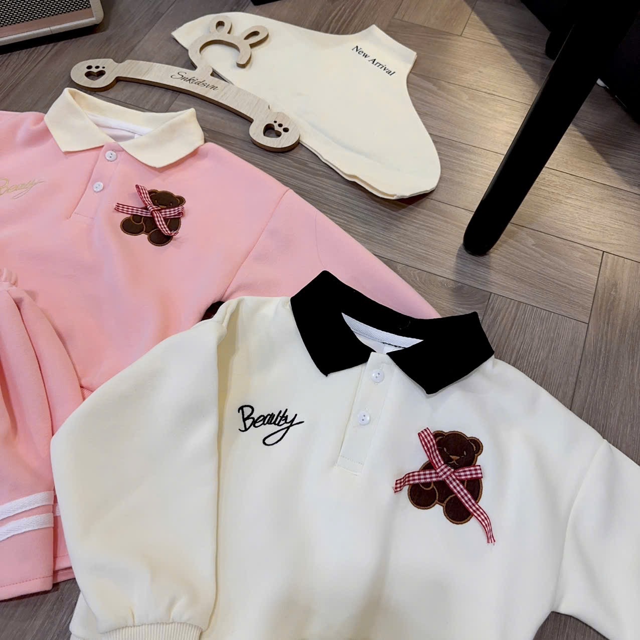 Sét bộ nỉ gấu kem hồng cv dập ly bé gái