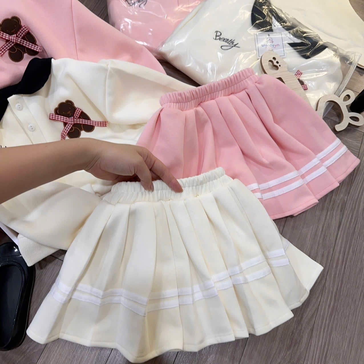 Sét bộ nỉ gấu kem hồng cv dập ly bé gái