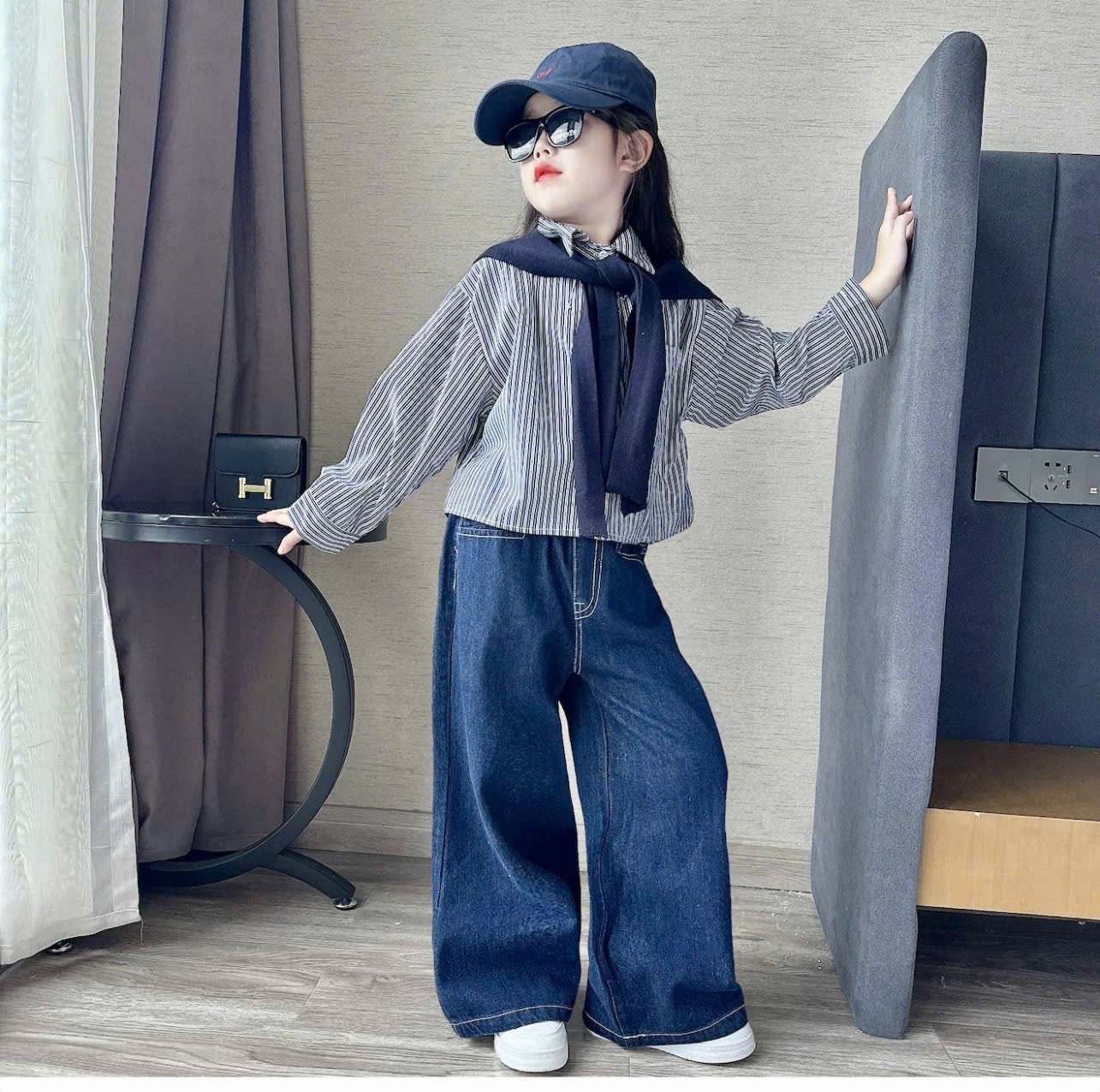 Sét sơ mi kẻ kèm khăn và quần bò xuông rộng bé gái