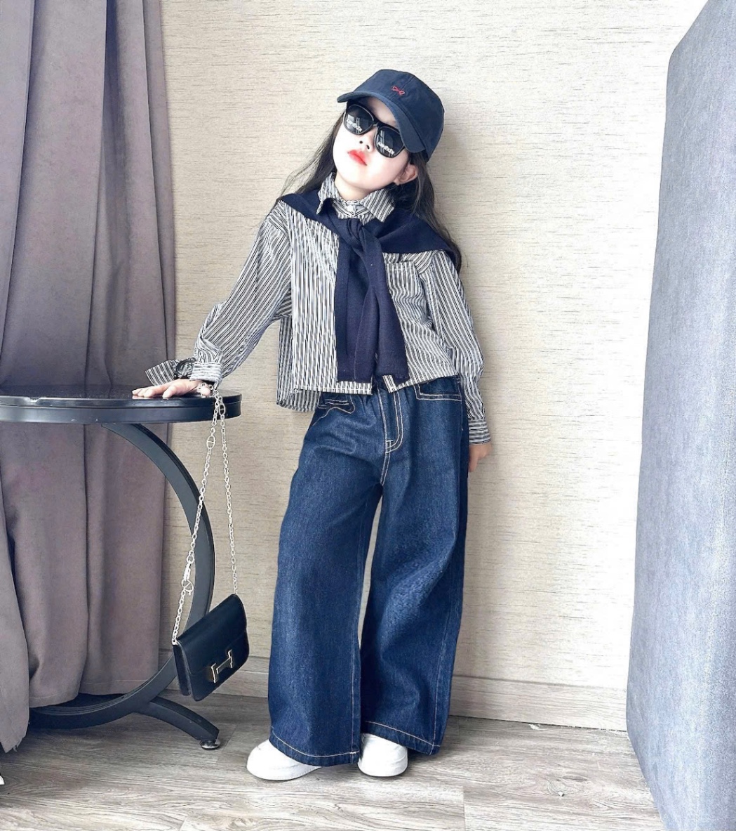 Sét sơ mi kẻ kèm khăn và quần bò xuông rộng bé gái
