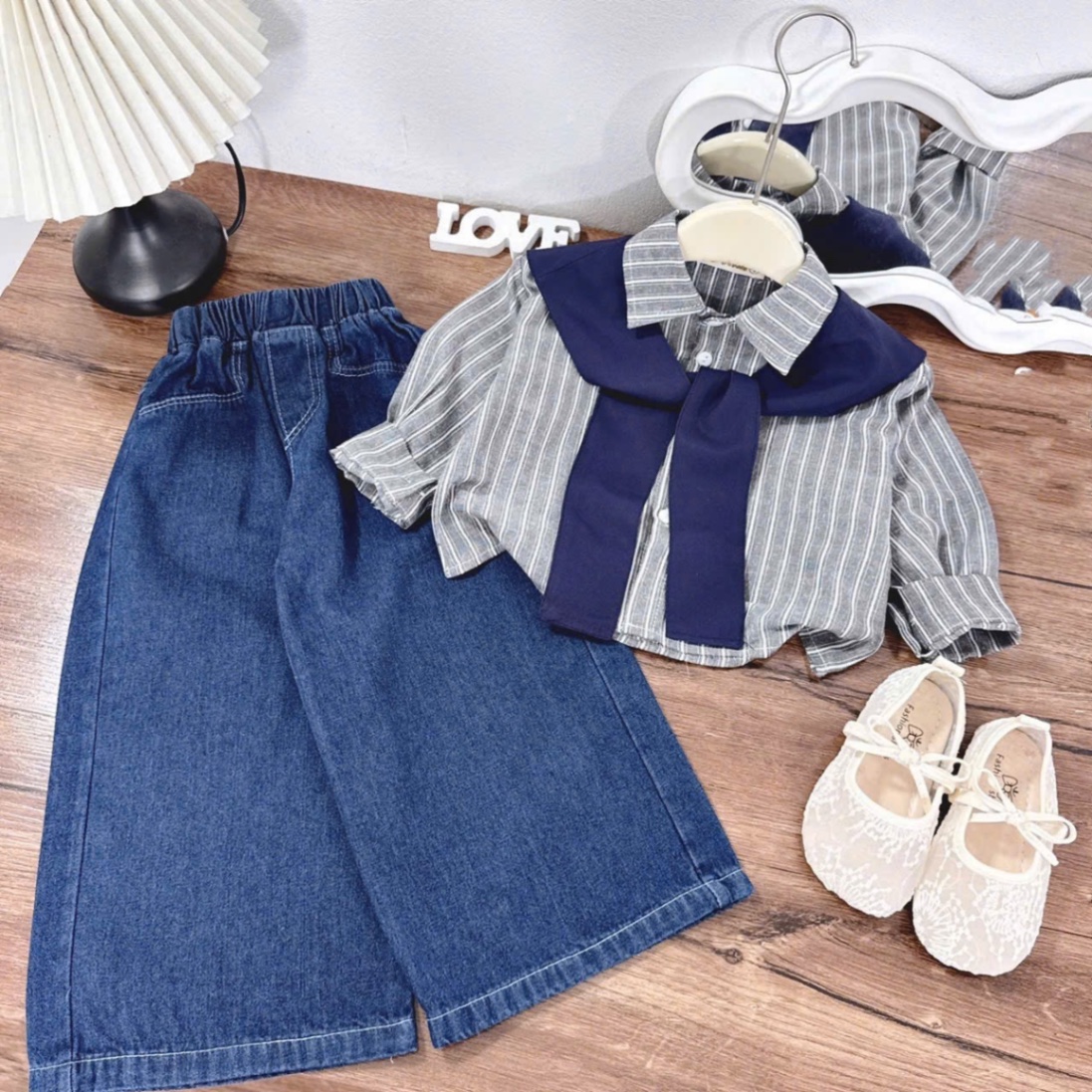Sét sơ mi kẻ kèm khăn và quần bò xuông rộng bé gái