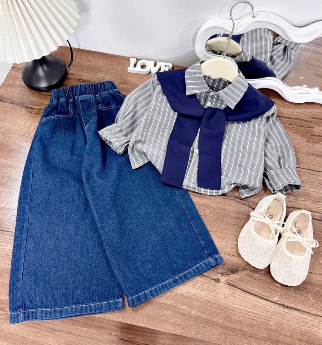 Sét sơ mi kẻ kèm khăn và quần bò xuông rộng bé gái