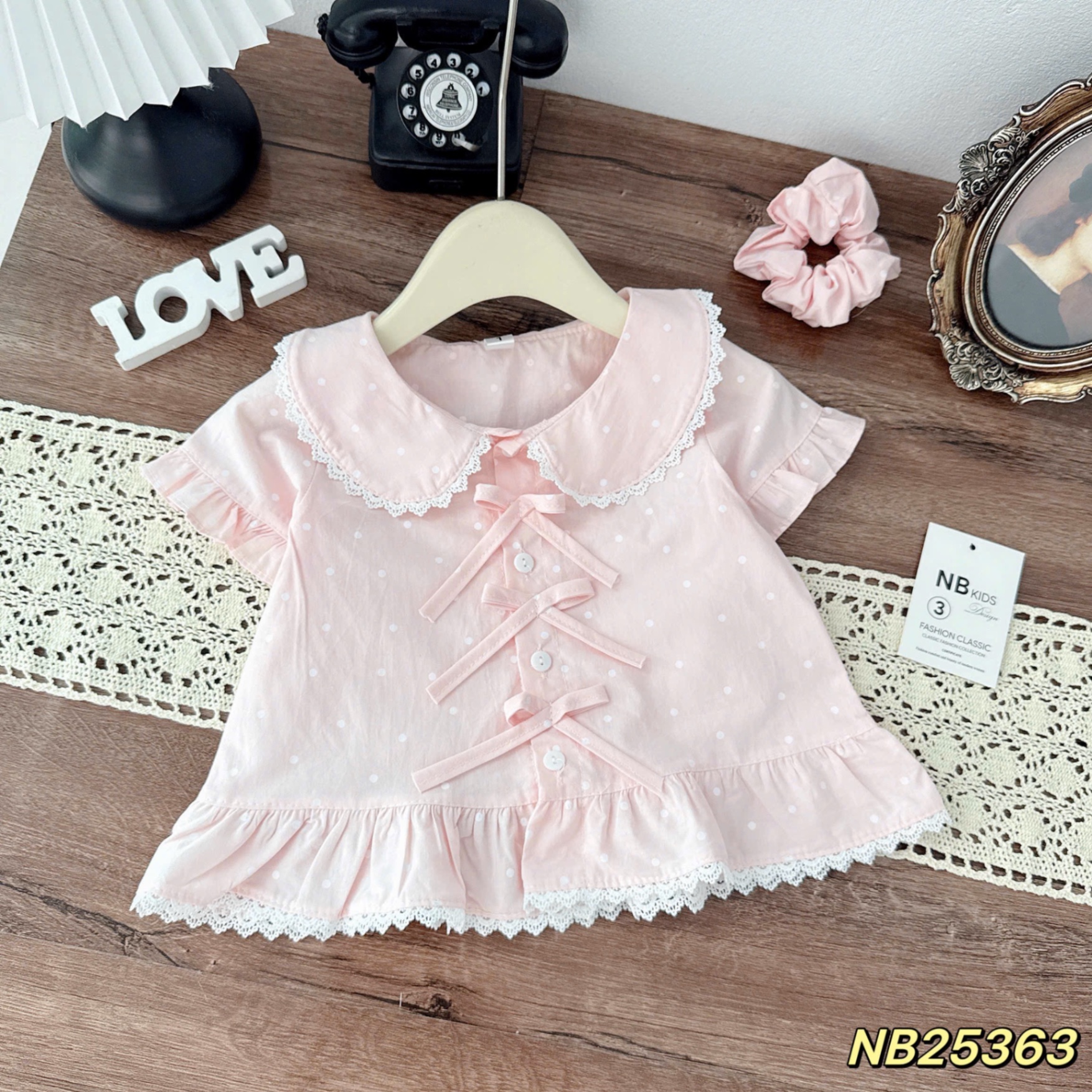 Áo sơ mi cổ sen đính nơ chấm bi bé gái