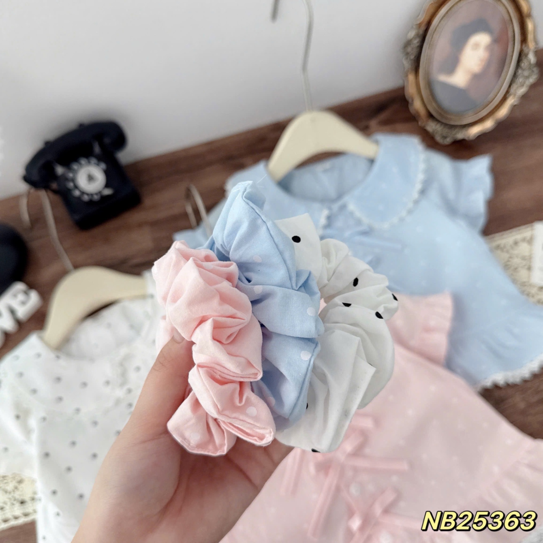 Áo sơ mi cổ sen đính nơ chấm bi bé gái