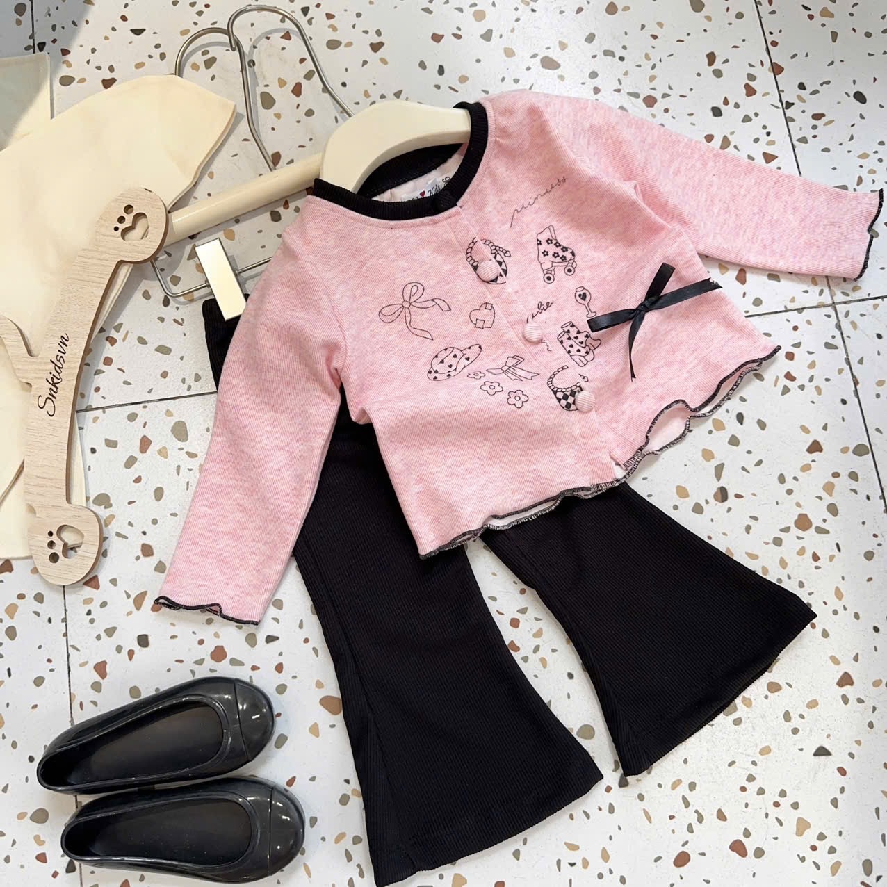 Sét áo hồng quần loe đen bé gái