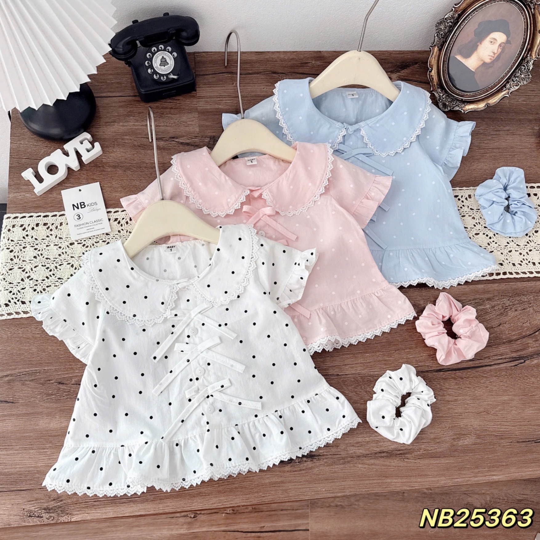 Áo sơ mi cổ sen đính nơ chấm bi bé gái