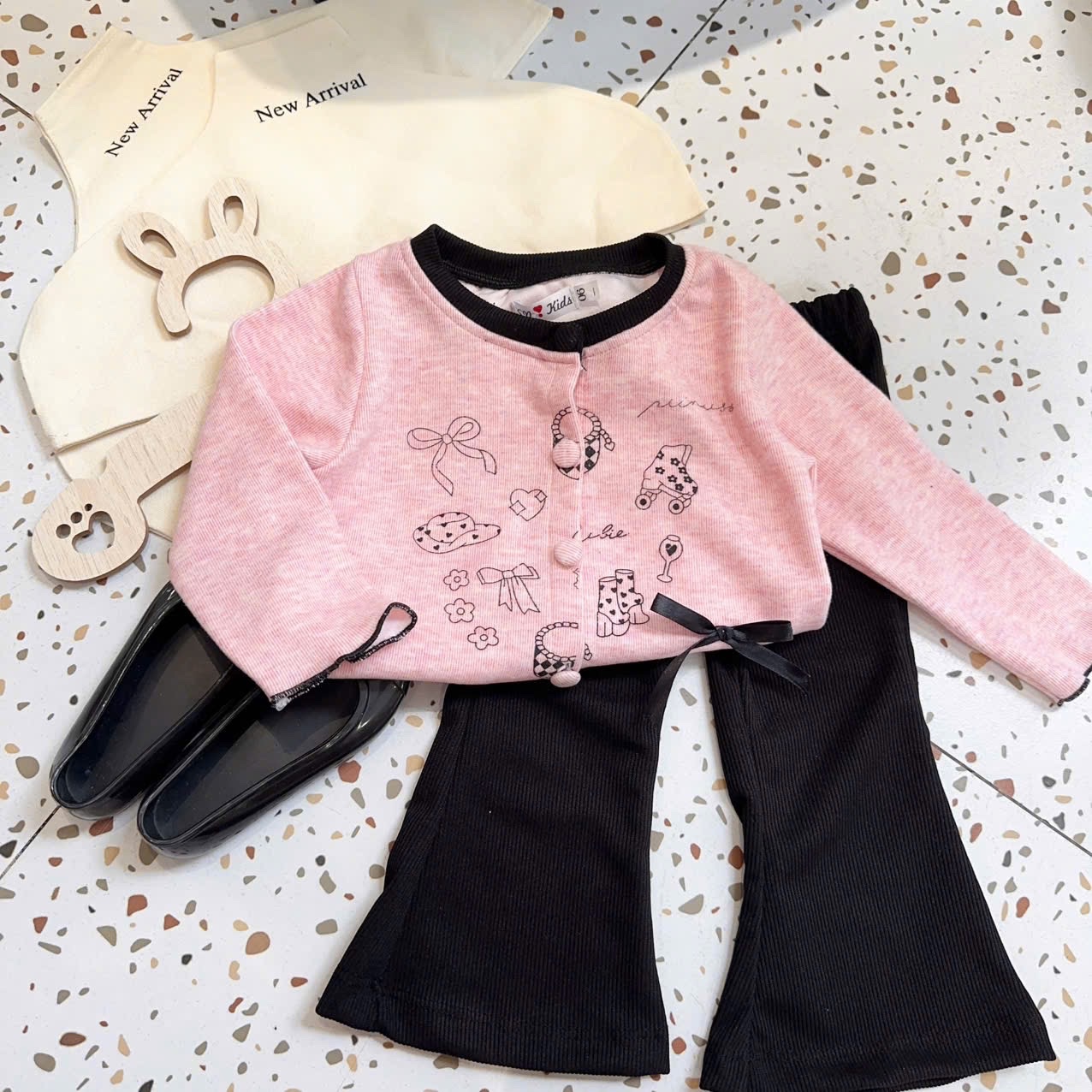 Sét áo hồng quần loe đen bé gái