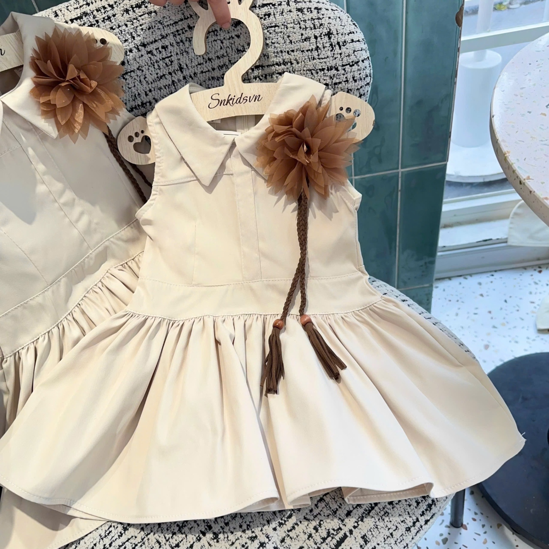 Sét váy đính hoa nâu sn bé gái