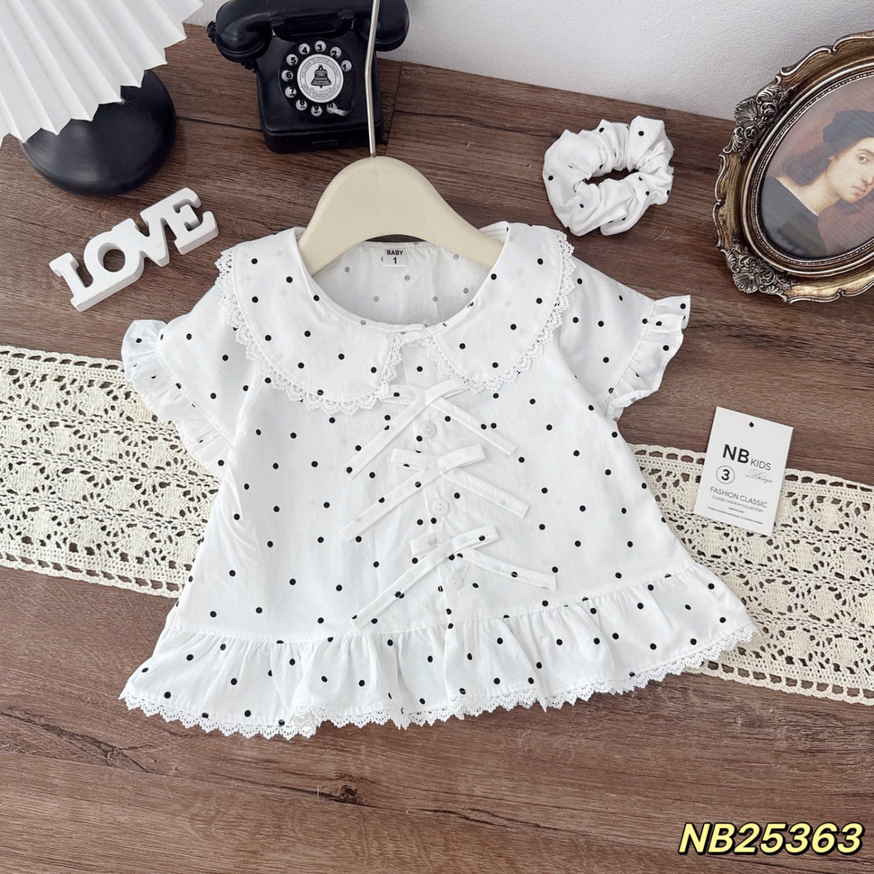 Áo sơ mi cổ sen đính nơ chấm bi bé gái