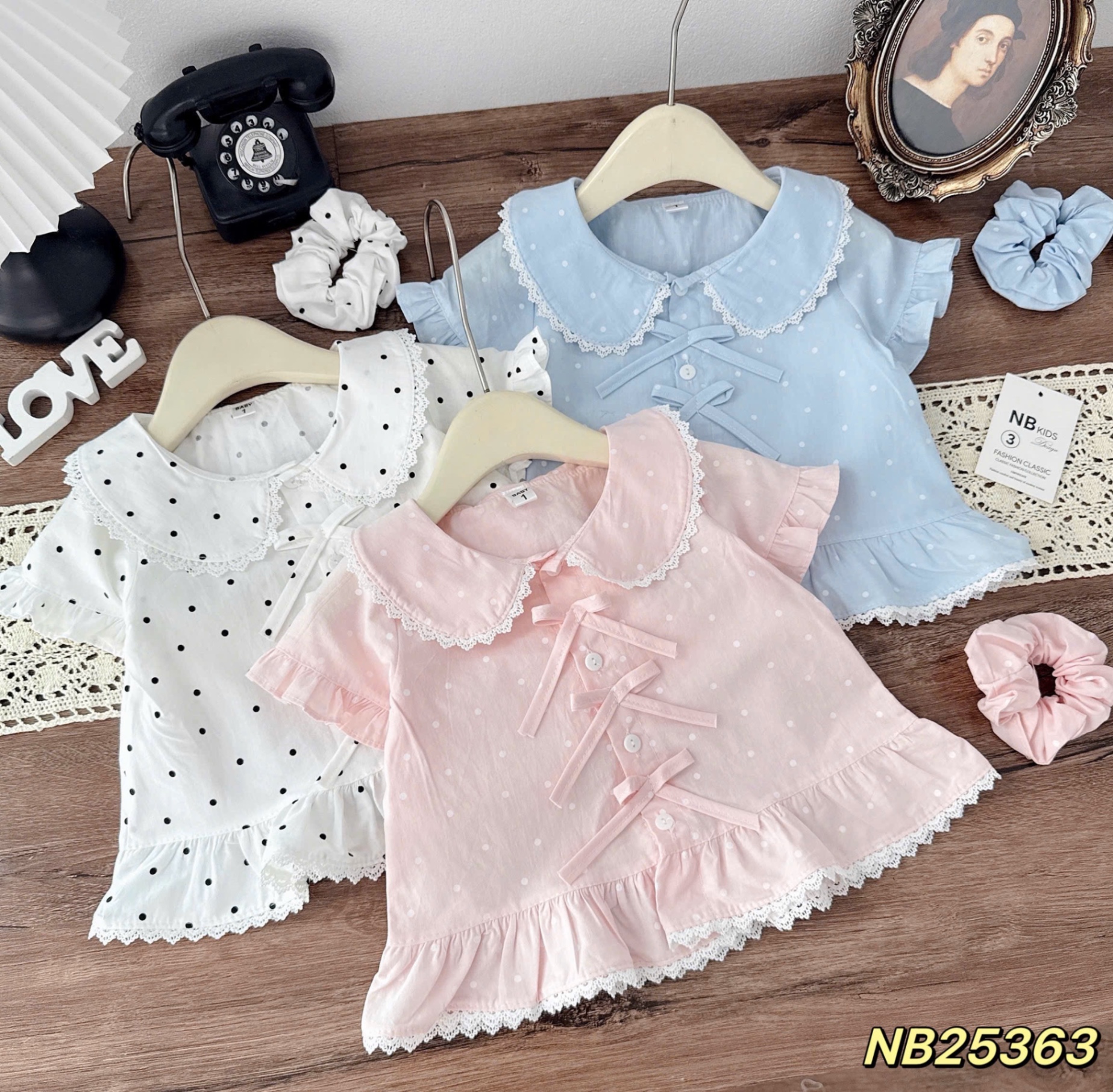 Áo sơ mi cổ sen đính nơ chấm bi bé gái