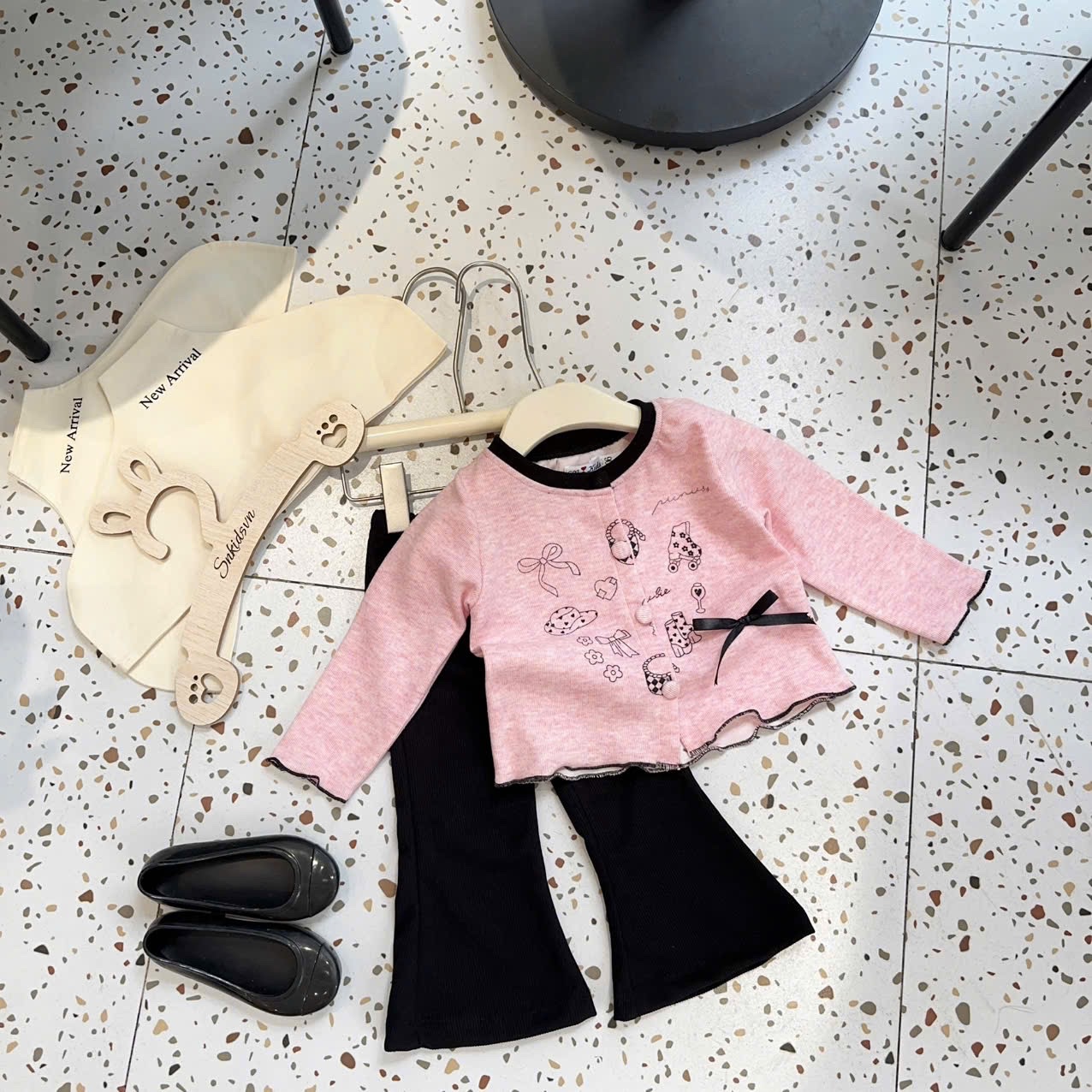 Sét áo hồng quần loe đen bé gái