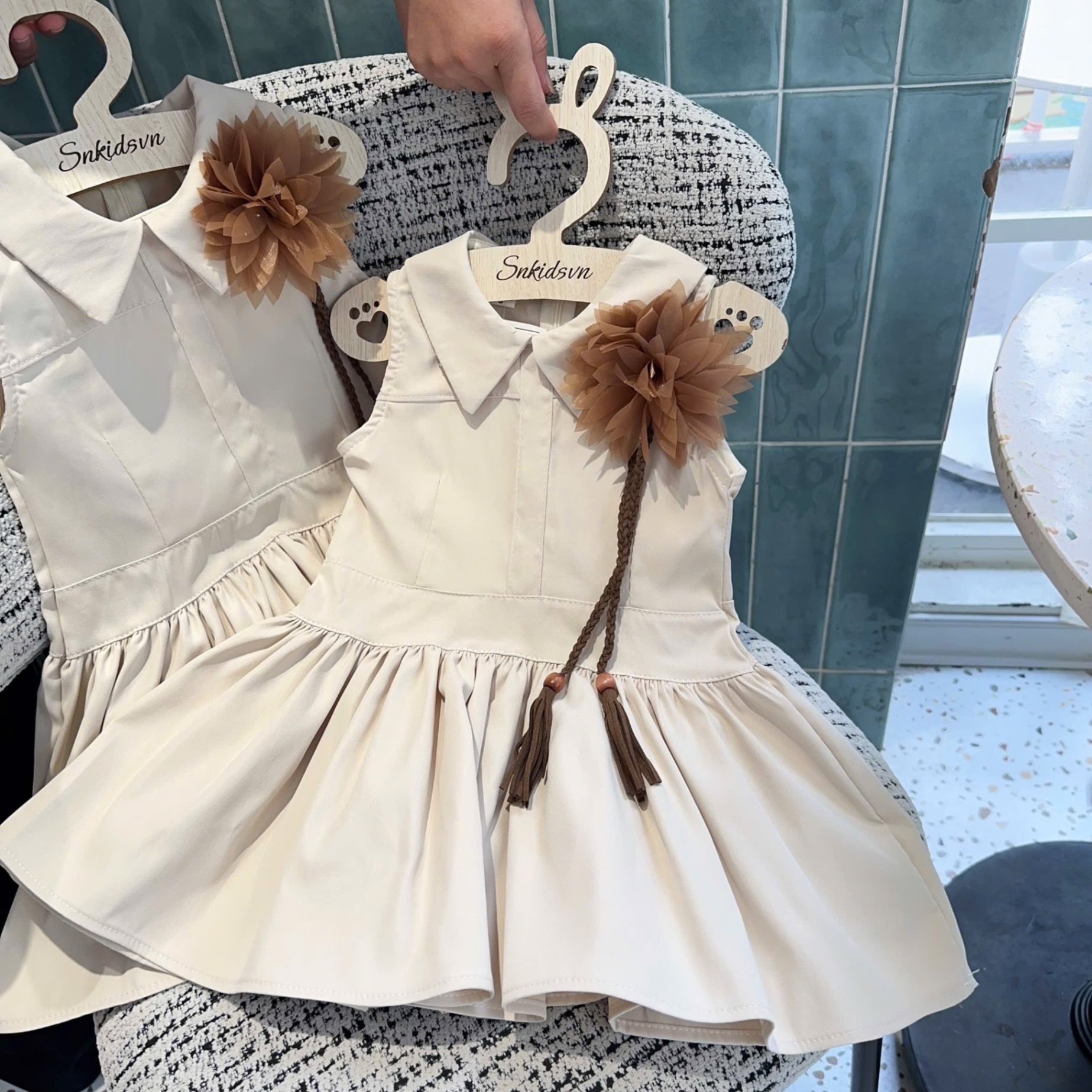 Sét váy đính hoa nâu sn bé gái