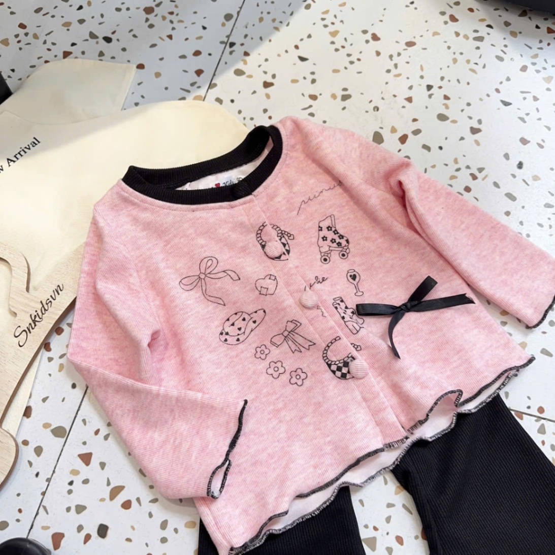 Sét áo hồng quần loe đen bé gái