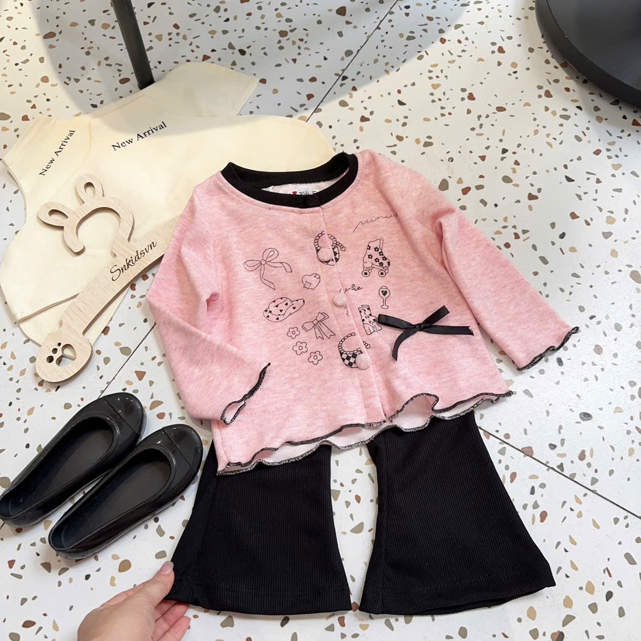 Sét áo hồng quần loe đen bé gái