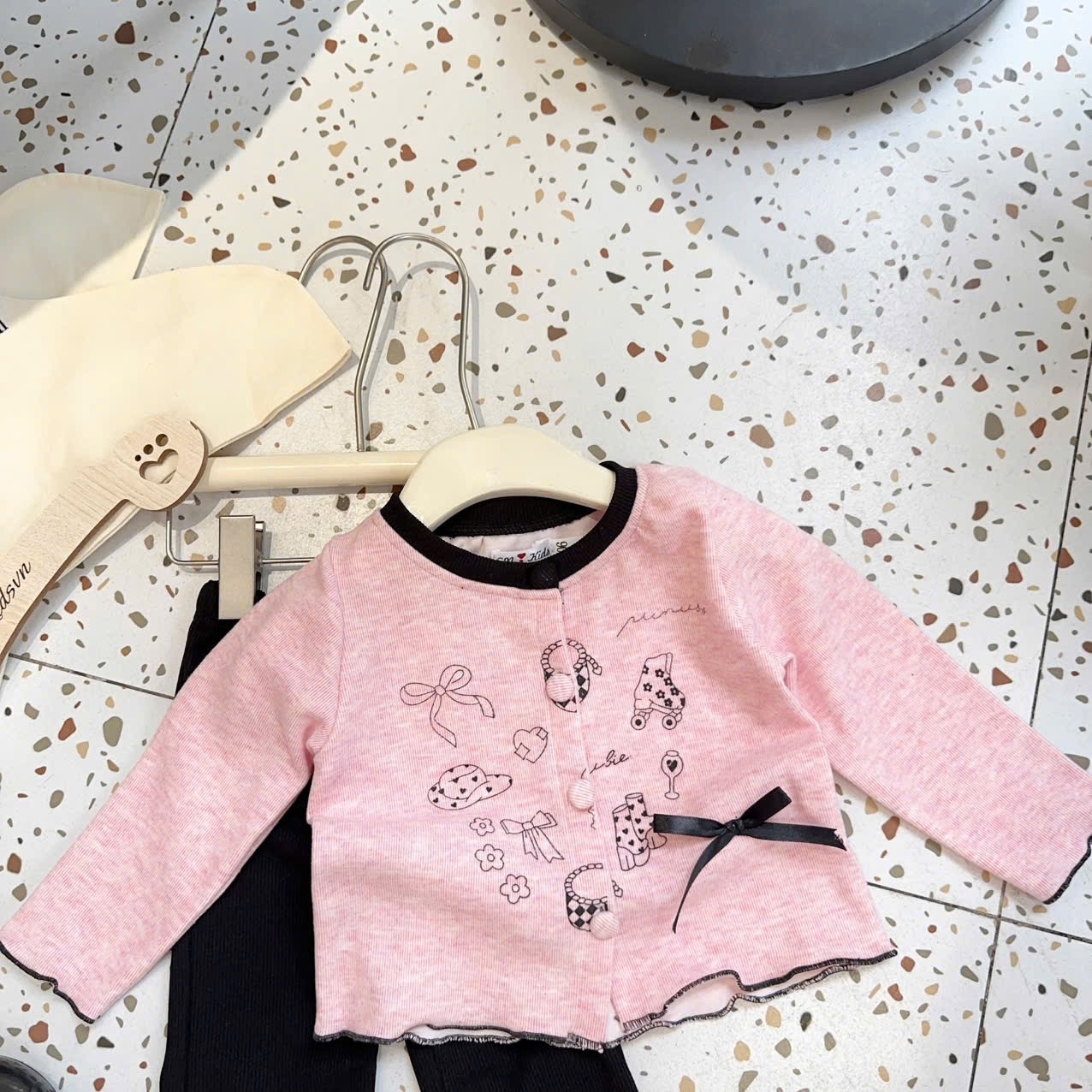 Sét áo hồng quần loe đen bé gái