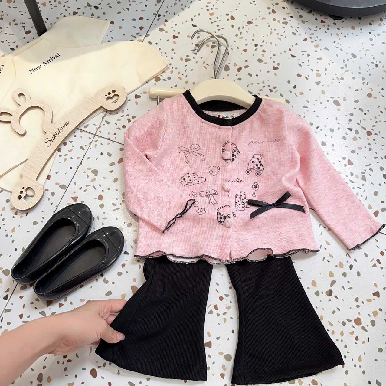 Sét áo hồng quần loe đen bé gái