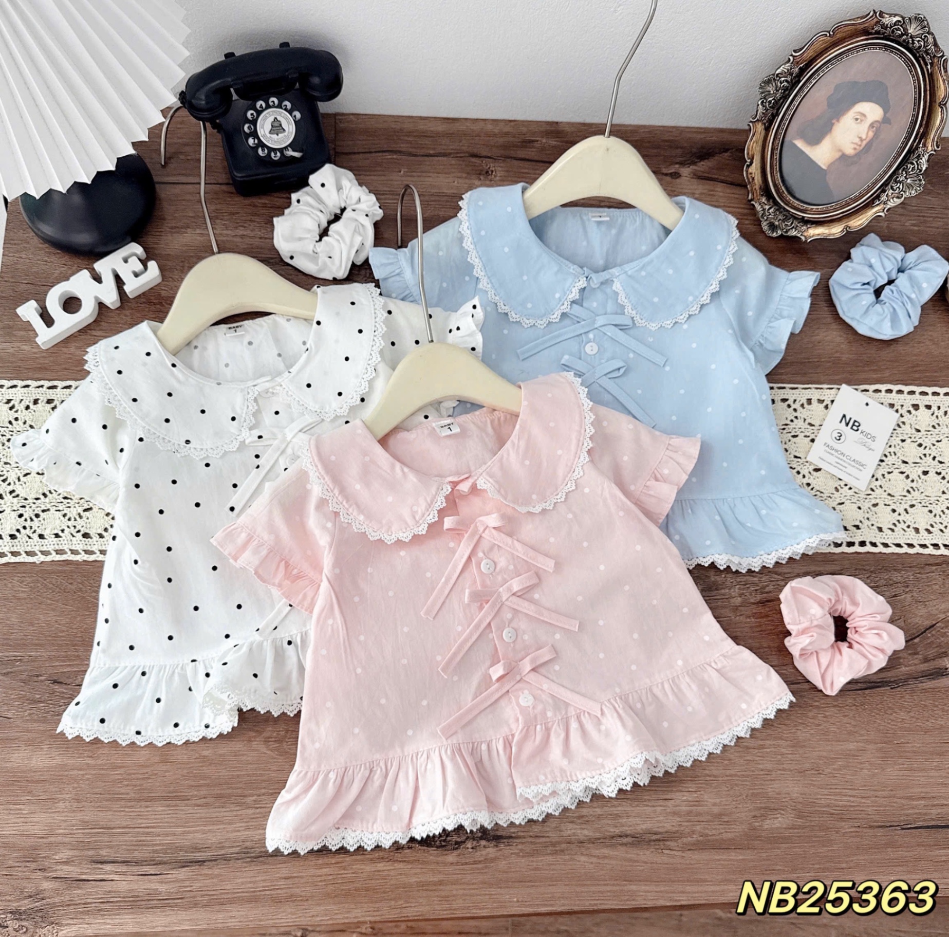 Áo sơ mi cổ sen đính nơ chấm bi bé gái