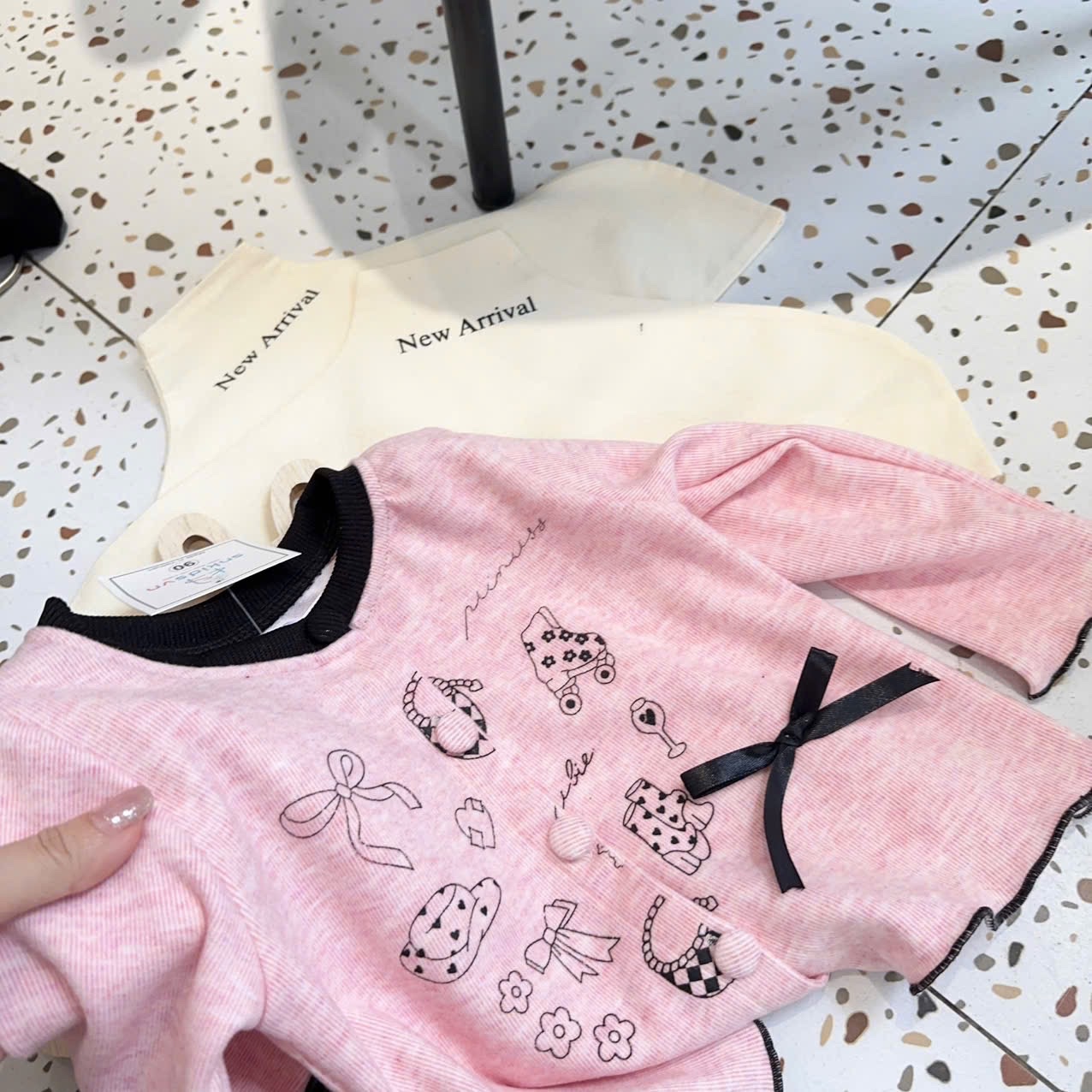 Sét áo hồng quần loe đen bé gái