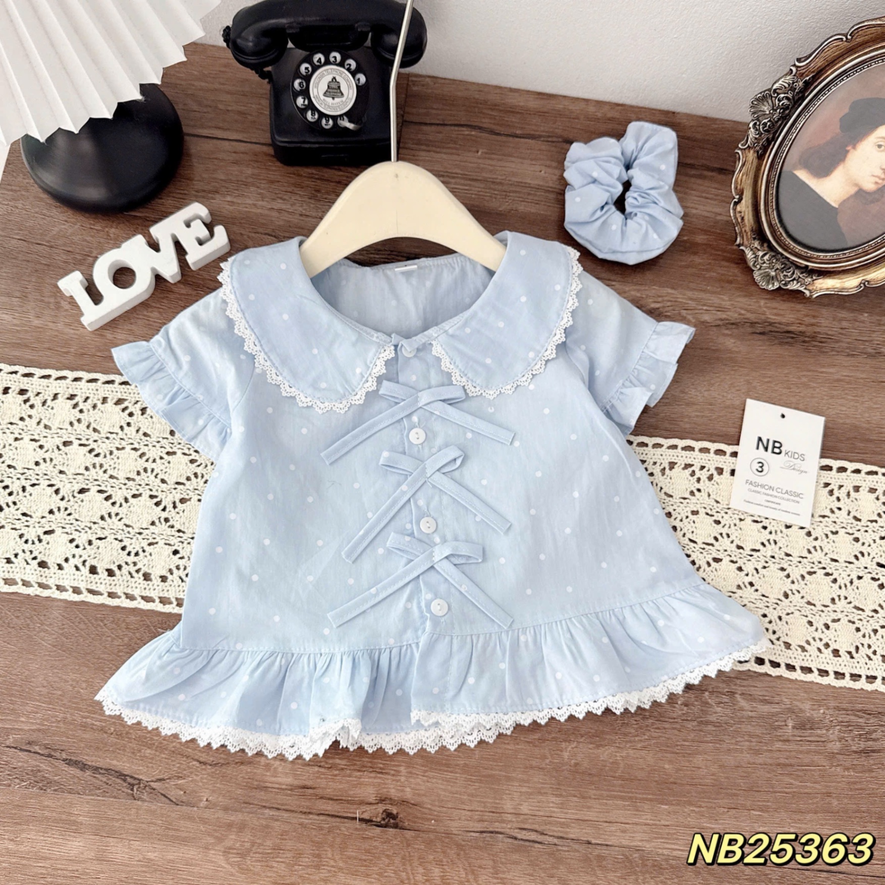 Áo sơ mi cổ sen đính nơ chấm bi bé gái