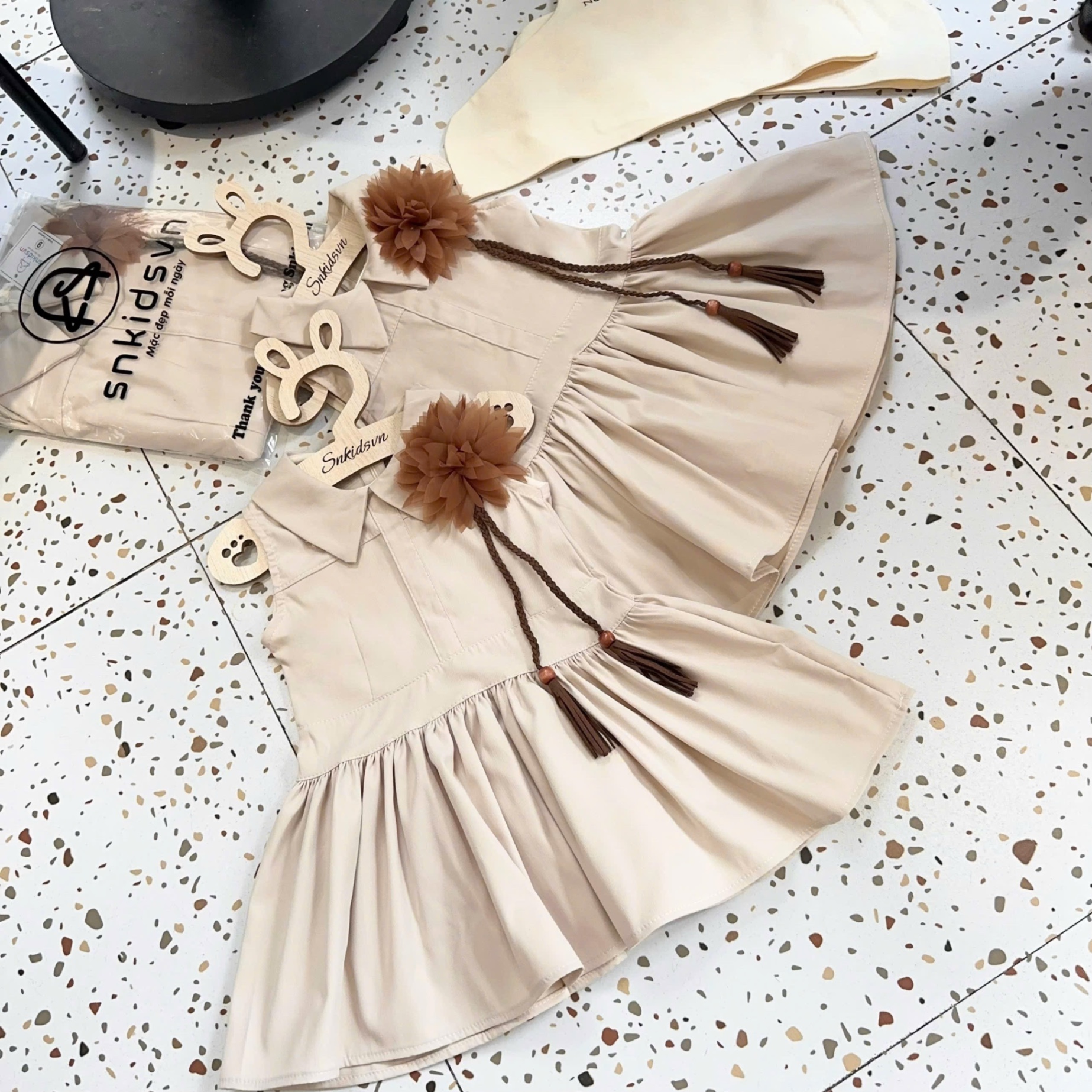 Sét váy đính hoa nâu sn bé gái