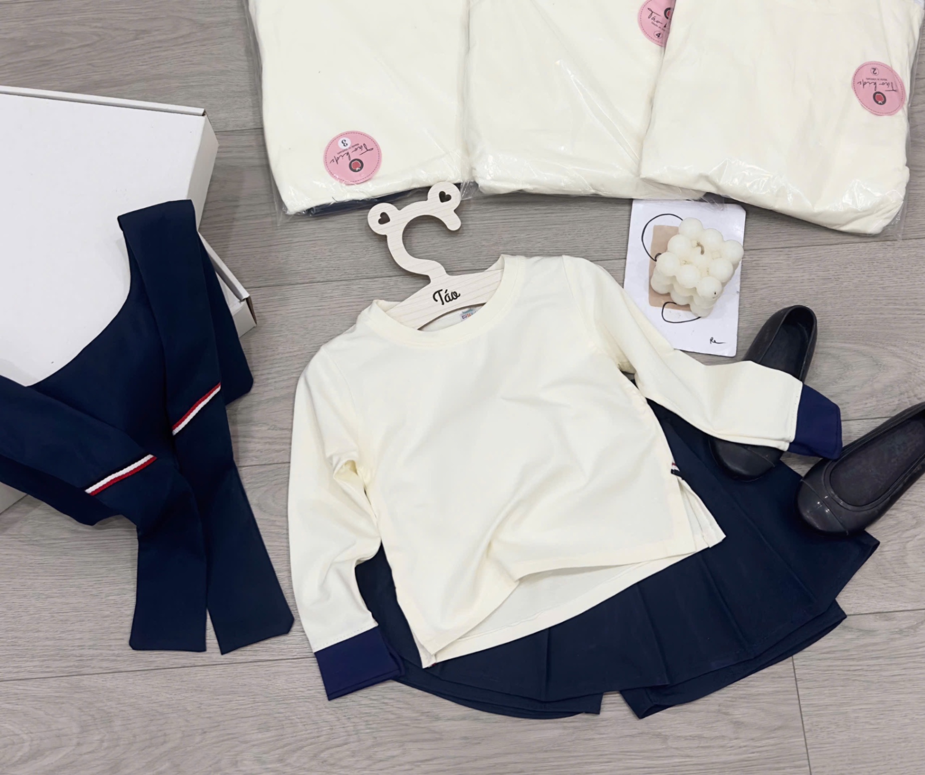 Sét áo dài tay kèm khăn và quần giả váy bé gái