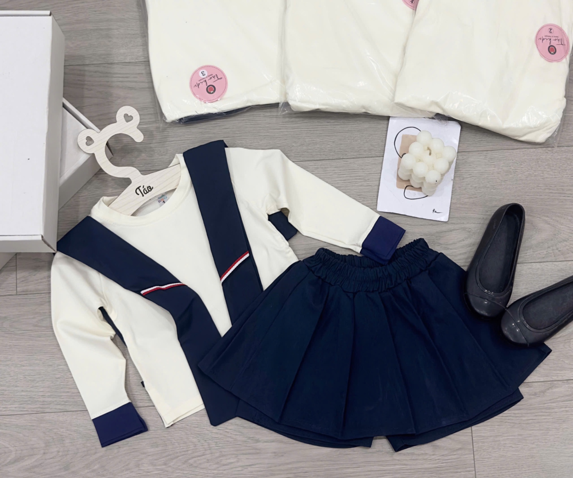 Sét áo dài tay kèm khăn và quần giả váy bé gái