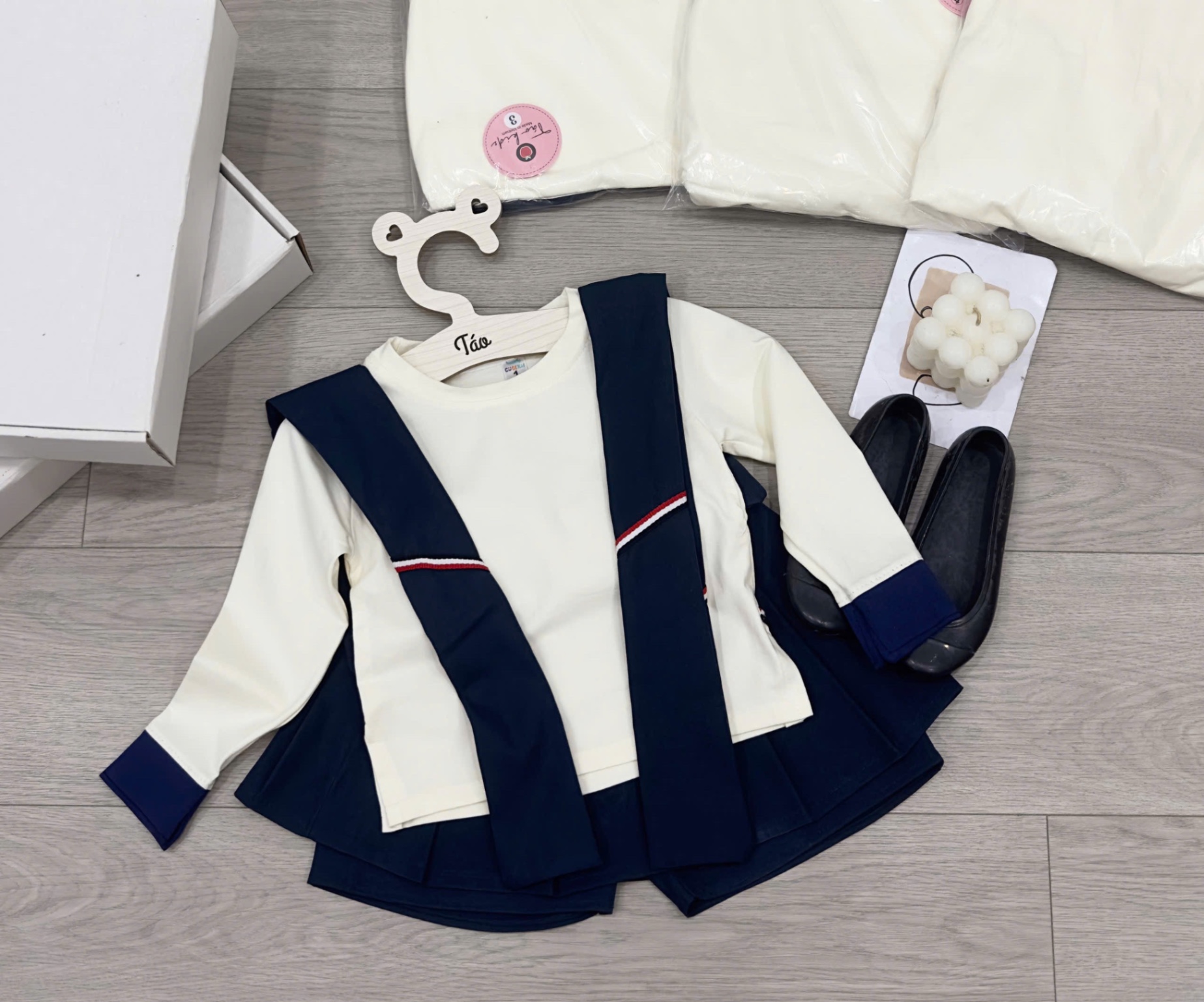 Sét áo dài tay kèm khăn và quần giả váy bé gái