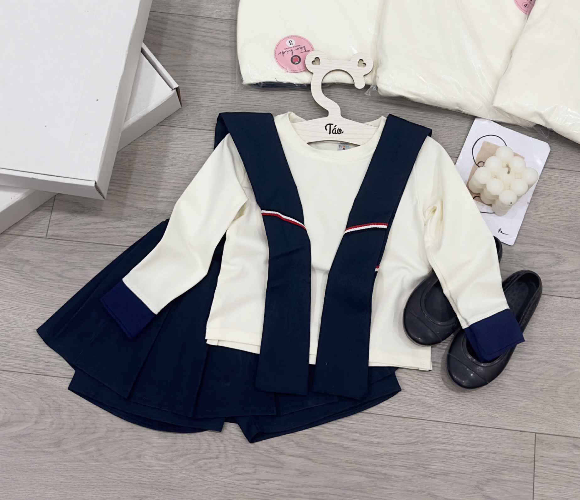 Sét áo dài tay kèm khăn và quần giả váy bé gái