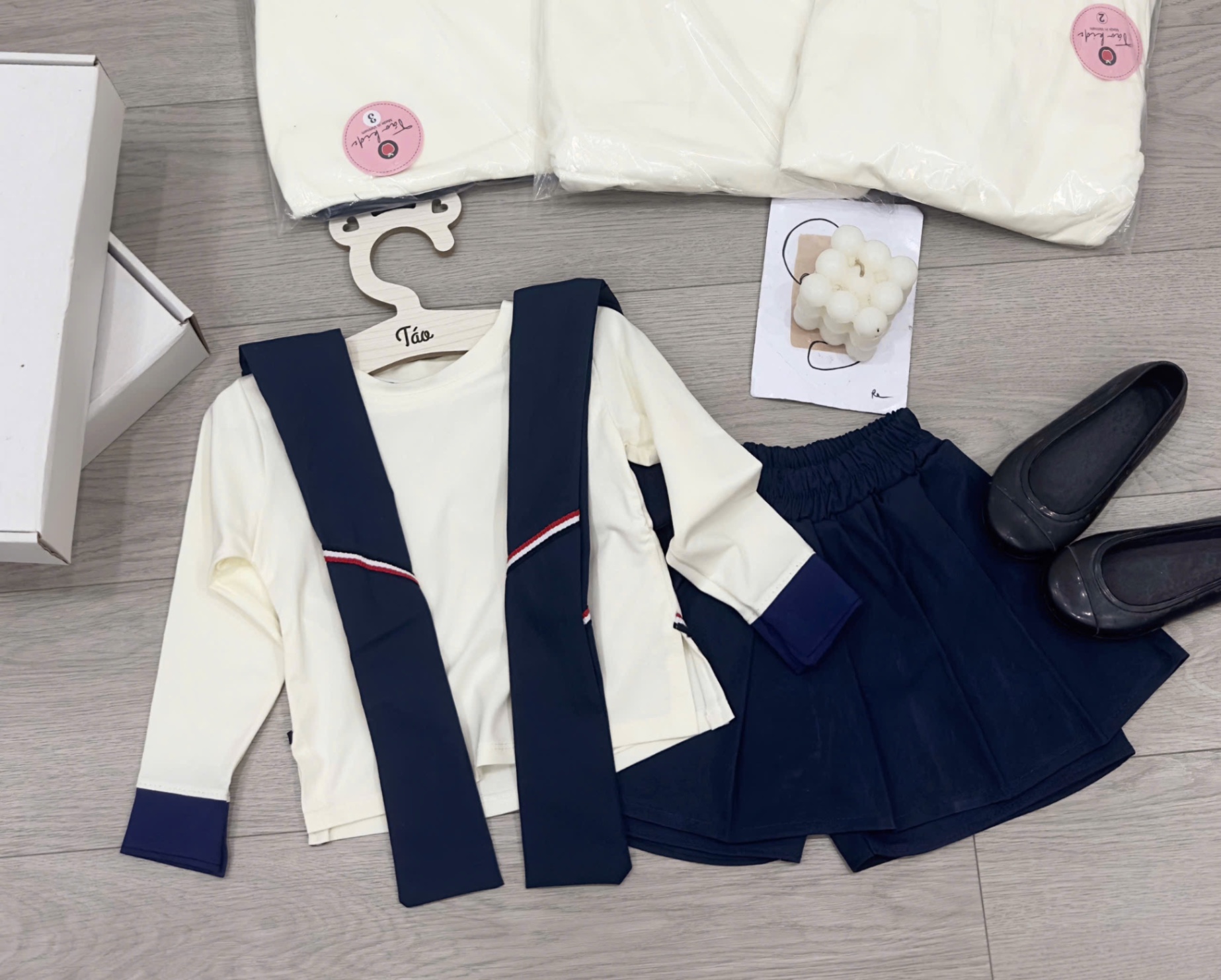 Sét áo dài tay kèm khăn và quần giả váy bé gái