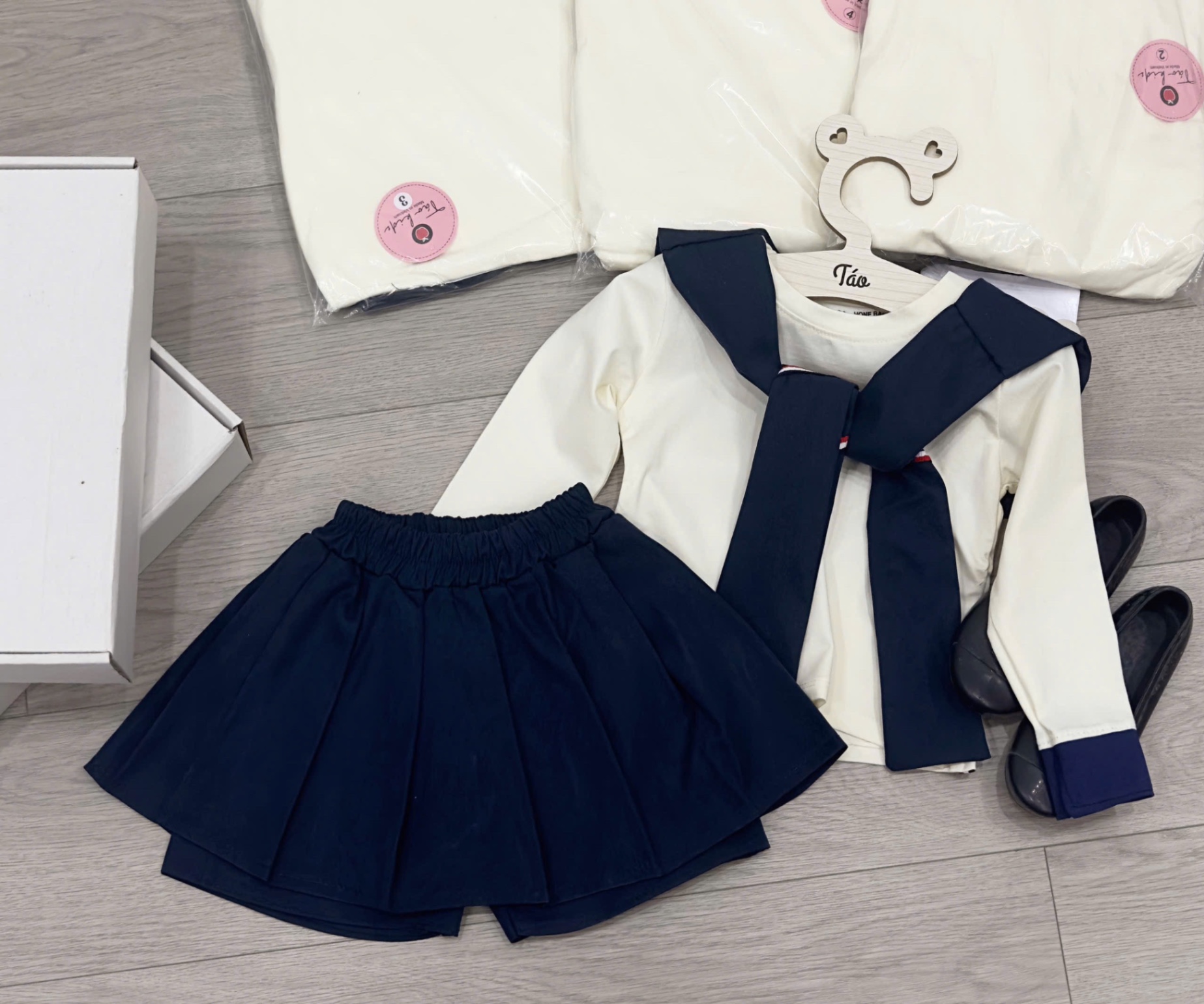 Sét áo dài tay kèm khăn và quần giả váy bé gái