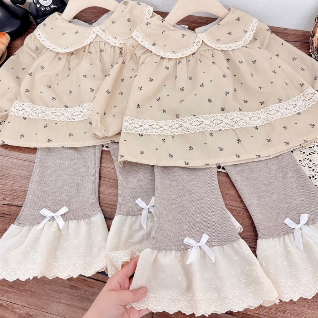 Áo hoa babydoll quần loe phối ren bé gái